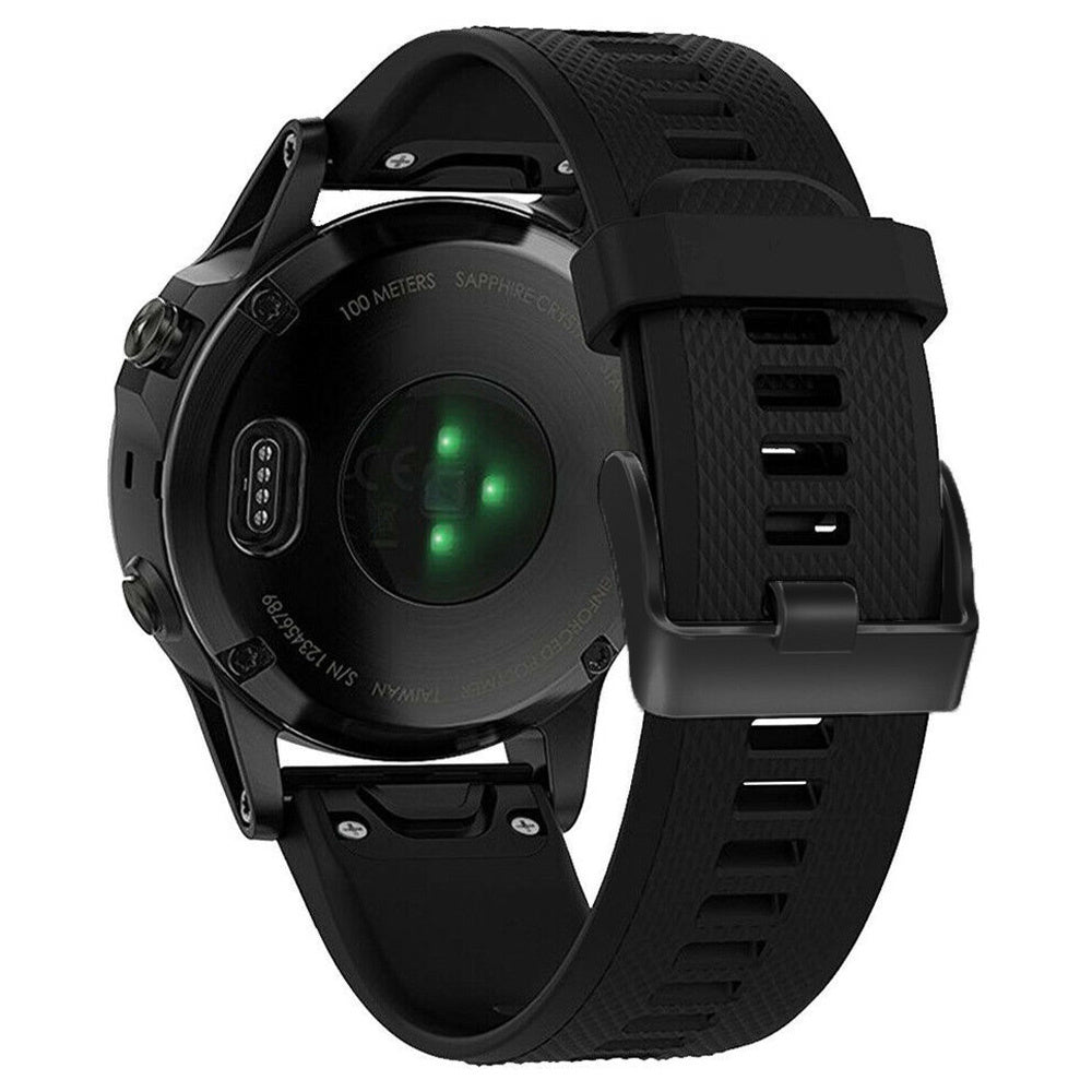 Schwarze Smartwatch, Rückansicht. Merkmale sind Herzfrequenzsensor, Armband und Textetiketten. Die Uhr wird in Taiwan hergestellt.