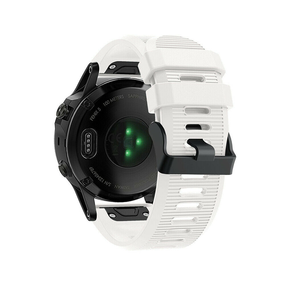 Eine schwarz-weiße Garmin Fenix 5 Smartwatch. Sie hat ein weißes Armband und ein schwarzes Zifferblatt. Die Rückseite zeigt Sensoren und Text.