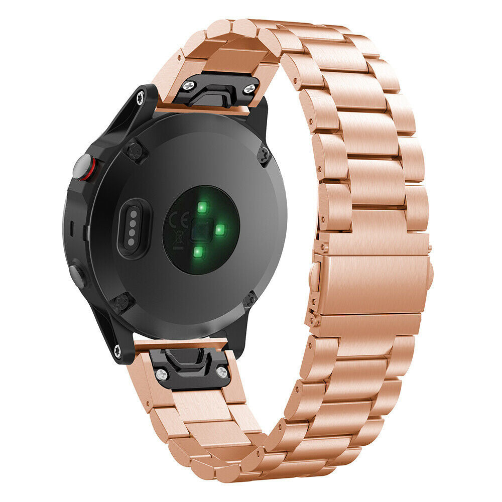 Ein roségoldenes Metalluhrenarmband ist an einer schwarzen Smartwatch befestigt. Die Uhr hat einen Herzfrequenzsensor und ein paar Knöpfe.