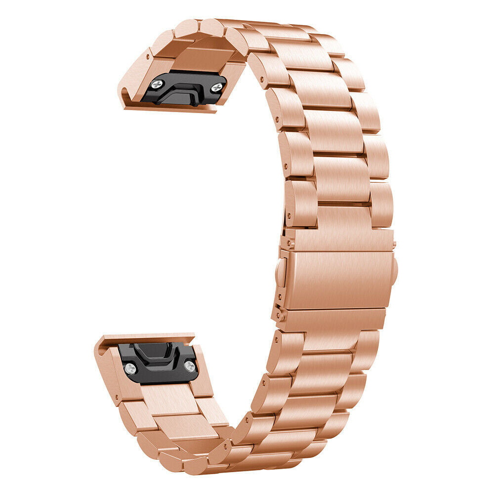 Ein roségoldenes Metallarmband. Es hat einen Verschluss und schwarze Stecker. Die Glieder sind rechteckig. Der Hintergrund ist weiß.