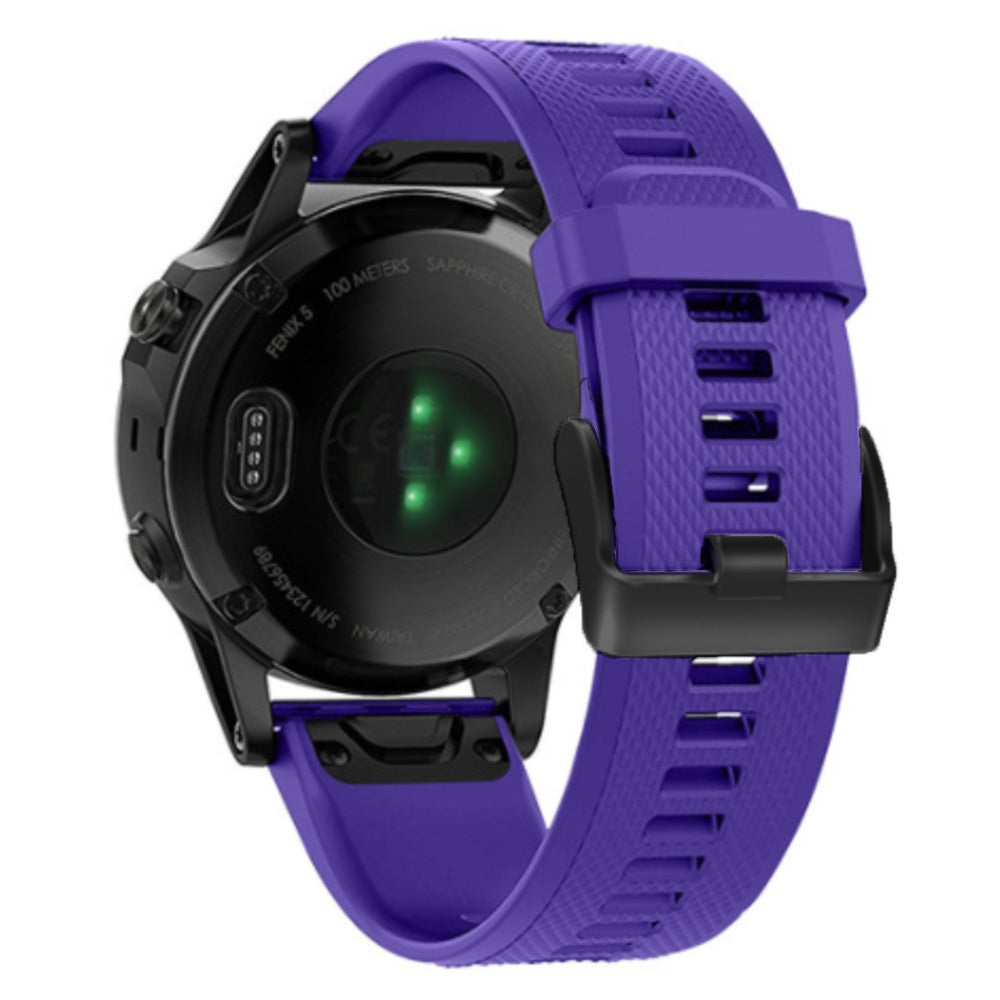 Schwarze Smartwatch mit lila Armband. Details umfassen Sensoren, Zifferblatt und Bandschließe. Die Rückseite der Uhr ist sichtbar.