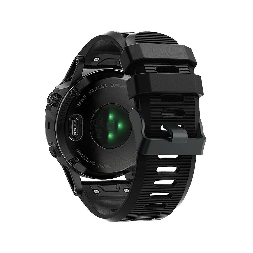 Schwarze Smartwatch mit schwarzem Armband. Die Uhr hat Sensoren auf der Rückseite und die Worte 'Fenix 5' und 'Sapphire' sind sichtbar.