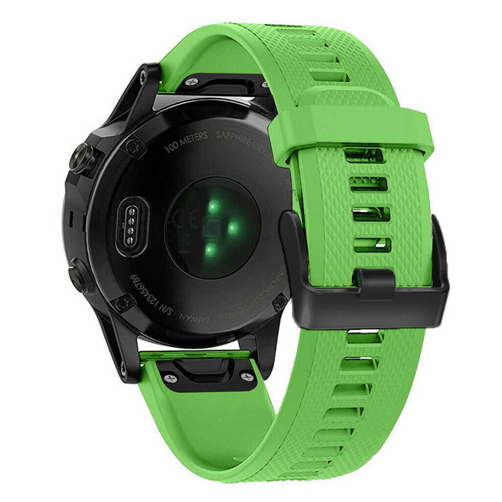 Schwarze Smartwatch mit grünem Armband, mit Sensoren und Text. Das Armband ist strukturiert. Die Rückseite der Uhr hat Text.