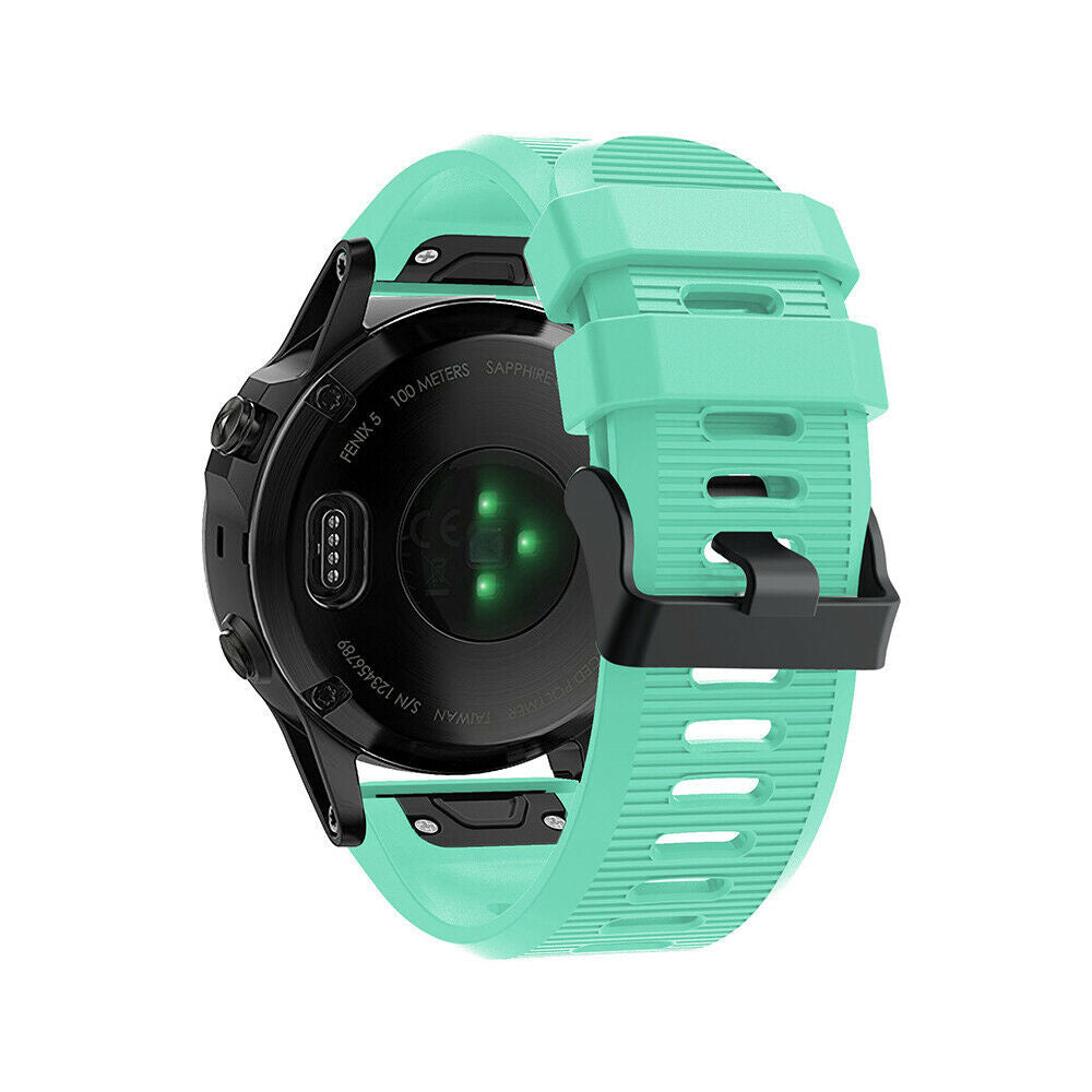 Eine schwarze und teal Smartwatch mit einem teal Armband. Die Rückseite der Uhr zeigt Sensoren und Informationen. Das Armband ist geschnallt.
