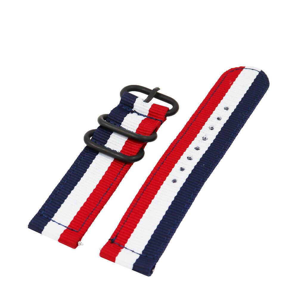 Zwei gestreifte Uhrenarmbänder. Eines mit schwarzer Schnalle, das andere mit Löchern. Die Bänder haben rote, weiße und blaue Streifen.