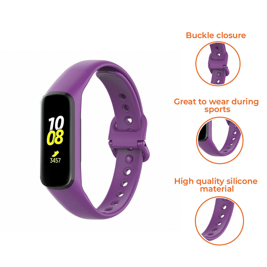 Ein lila Fitness-Tracker mit schwarzem Bildschirm, der die Uhrzeit anzeigt. Details umfassen Schnallenverschluss, Sportnutzung und hochwertiges Silikonmaterial.