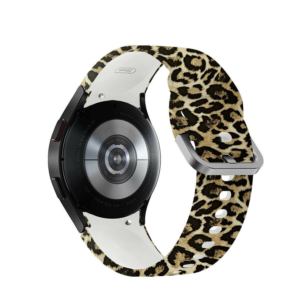 Eine schwarze Smartwatch mit Leopardenmuster-Armband. Die Rückseite der Uhr mit Details ist sichtbar, das Armband ist befestigt.