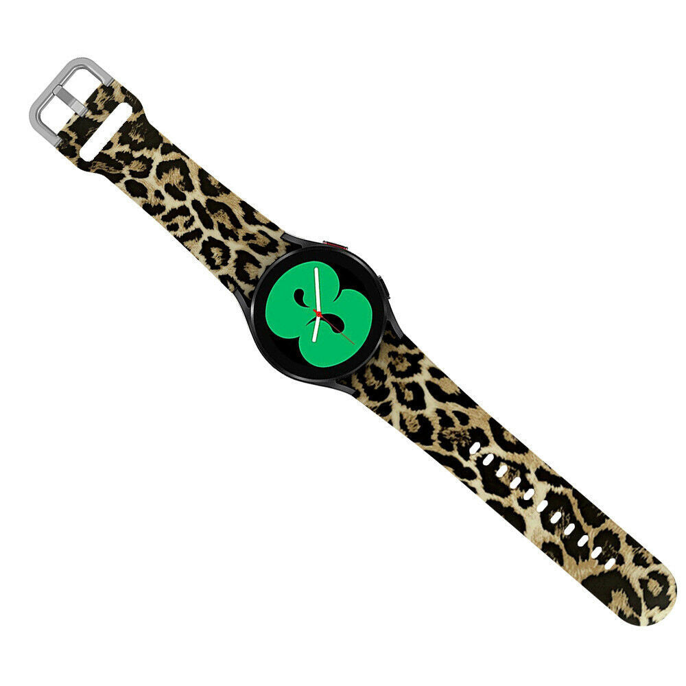 Eine schwarze Smartwatch mit einem Leopardenmuster-Armband. Das Zifferblatt ist grün mit weißen Linien. Der Hintergrund ist weiß.