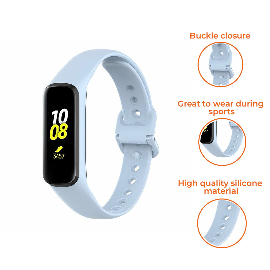 Hellblauer Fitnesstracker. Zeigt Zeit und Schritte an. Merkmale: Schnallenverschluss, sportfreundliches Design und hochwertiges Silikon.