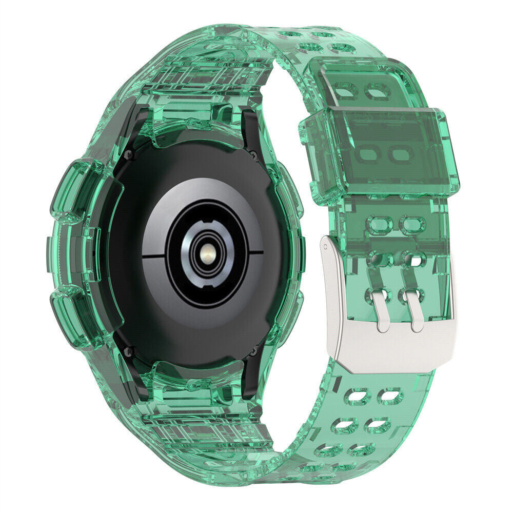 Ein transparentes grünes Smartwatch-Armband. Das Zifferblatt ist schwarz. Eine silberne Schnalle ist am Armband befestigt. Die Uhr liegt auf einer weißen Oberfläche.