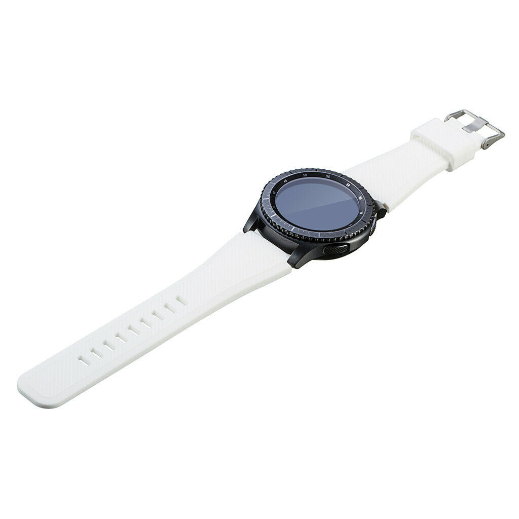 Eine schwarze Smartwatch mit weißem Armband liegt diagonal vor weißem Hintergrund. Das Zifferblatt ist dunkel, und der Riemen ist geschnallt.