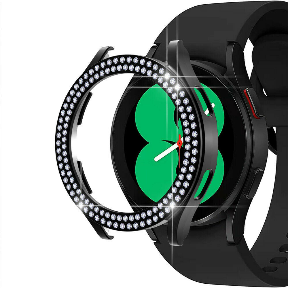 Eine schwarze Smartwatch mit diamantbesetzter Lünette, die ein grünes Zifferblatt zeigt. Ein schwarzes Armband ist sichtbar. Die Uhr befindet sich auf weißem Hintergrund.
