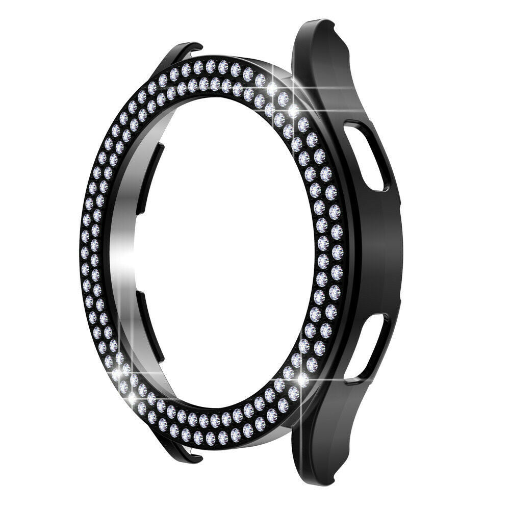 Eine schwarze Lünette mit einem Ring aus kleinen, klaren Kristallen. Die Lünette ist geschwungen und hat Ausschnitte.