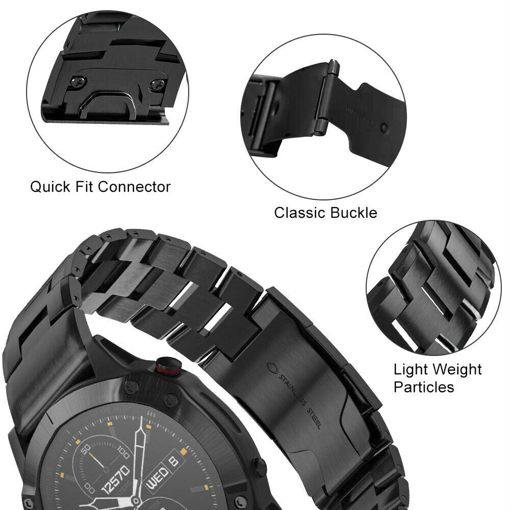 Schwarze Smartwatch mit hervorgehobenen Teilen: Stecker, Schnalle und leichte Partikel. Die Uhr zeigt Zeit und Datum.