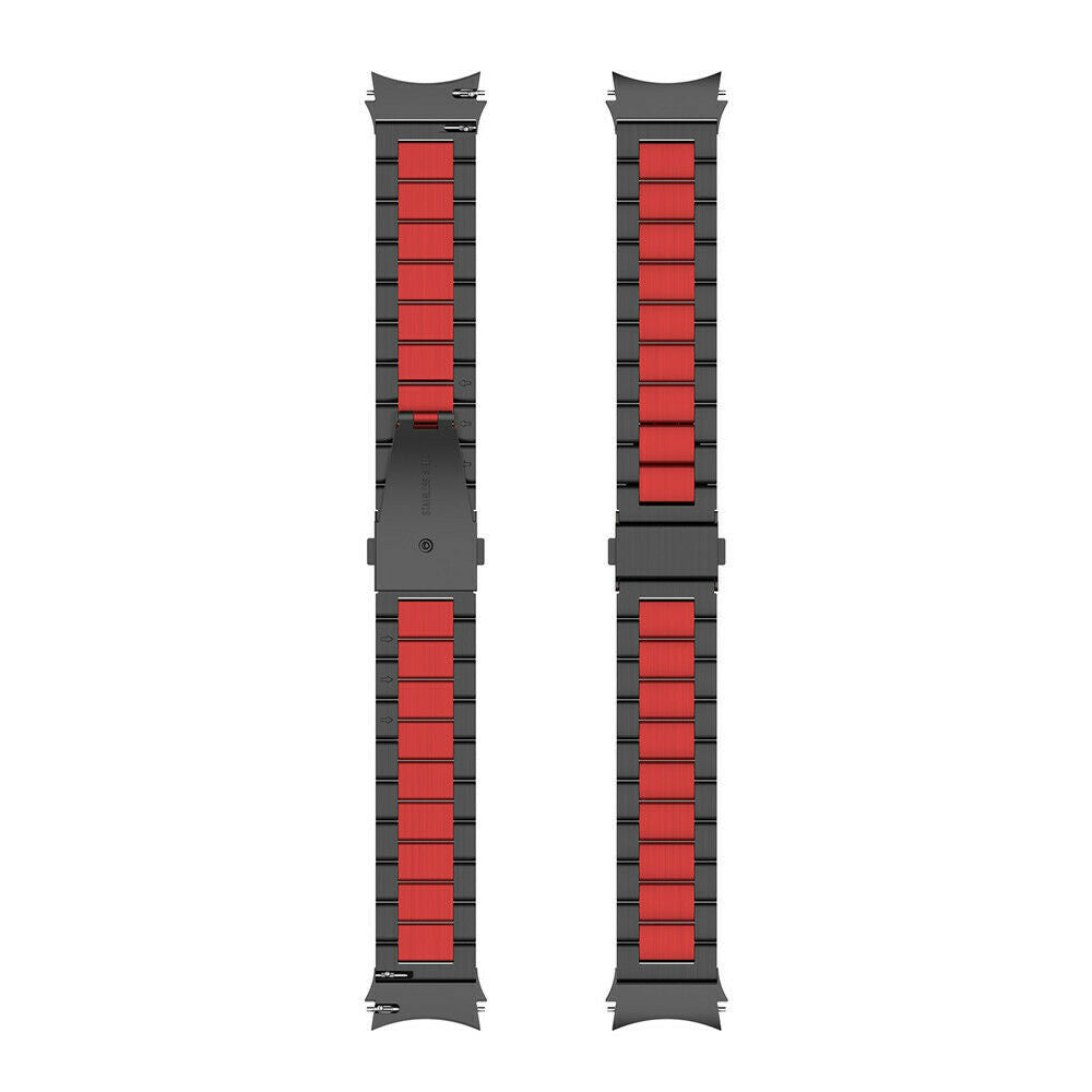 Zwei Uhrenarmbänder. Schwarzes Metall mit roten rechteckigen Einsätzen. Jeder Riemen hat einen Verschluss und Befestigungspunkte. Der Hintergrund ist weiß.