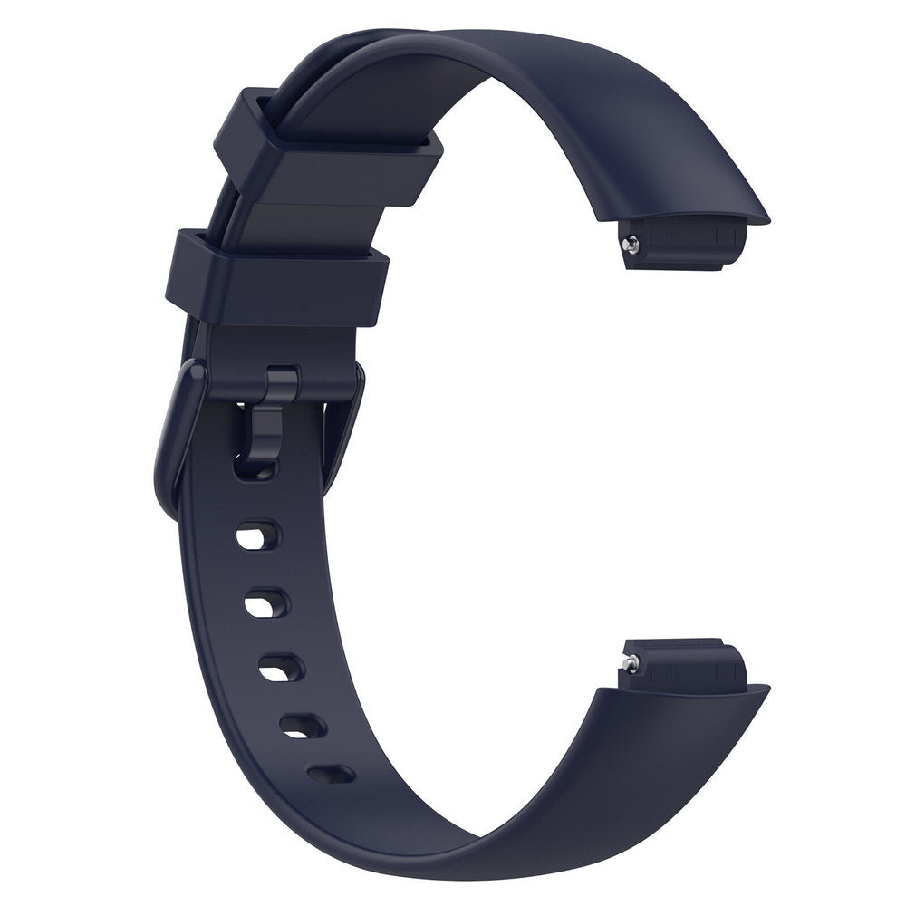 Ein marineblaues Uhrenarmband ist vor weißem Hintergrund gebogen. Es hat eine Schnalle und Löcher zur Einstellung.