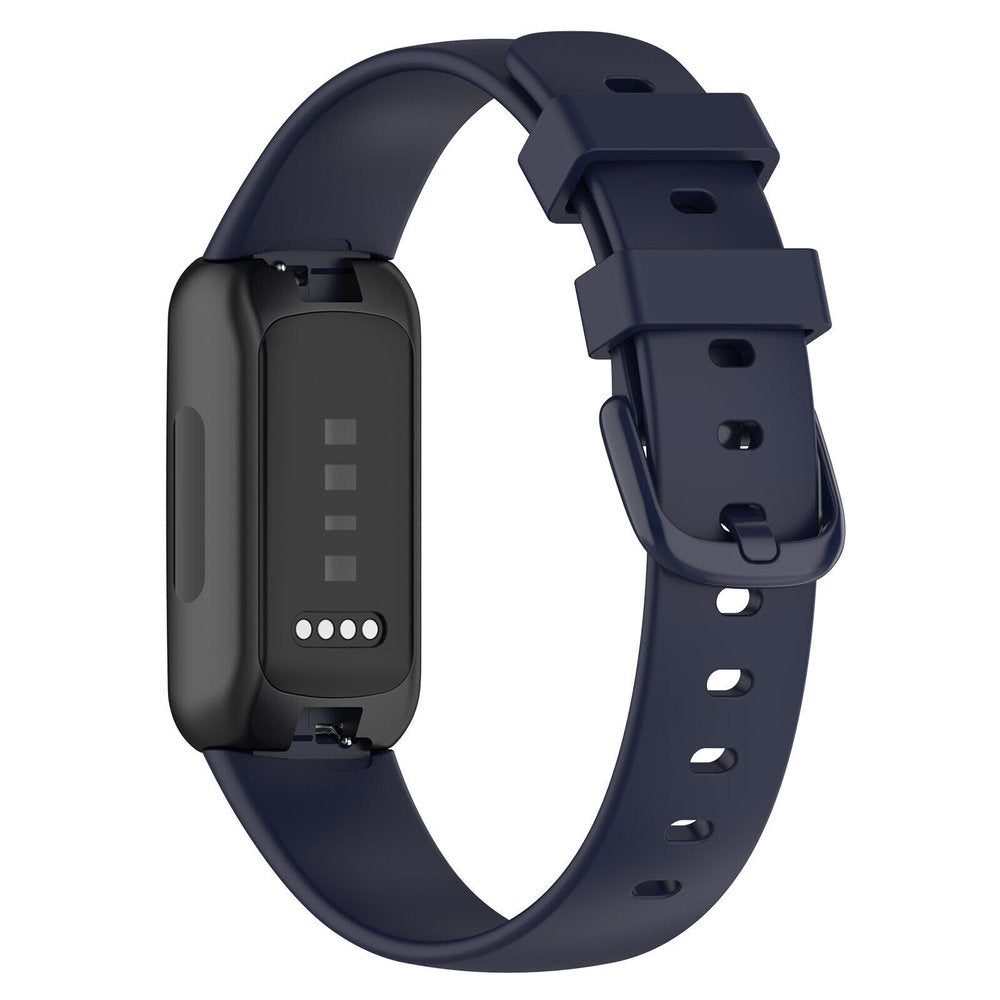 Eine marineblaue Smartwatch mit schwarzem Zifferblatt. Das Armband ist marineblau, mit Schnallenverschluss. Das Zifferblatt hat Statusanzeigen.