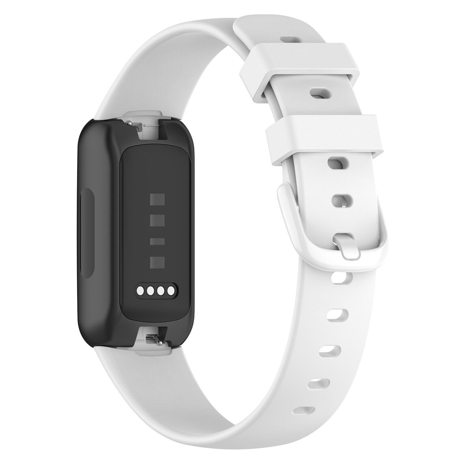 Ein Fitness-Tracker mit schwarzem Gehäuse und weißem Band. Das Band ist geschnallt. Vier Punkte am Tracker zeigen den Akkustand an.