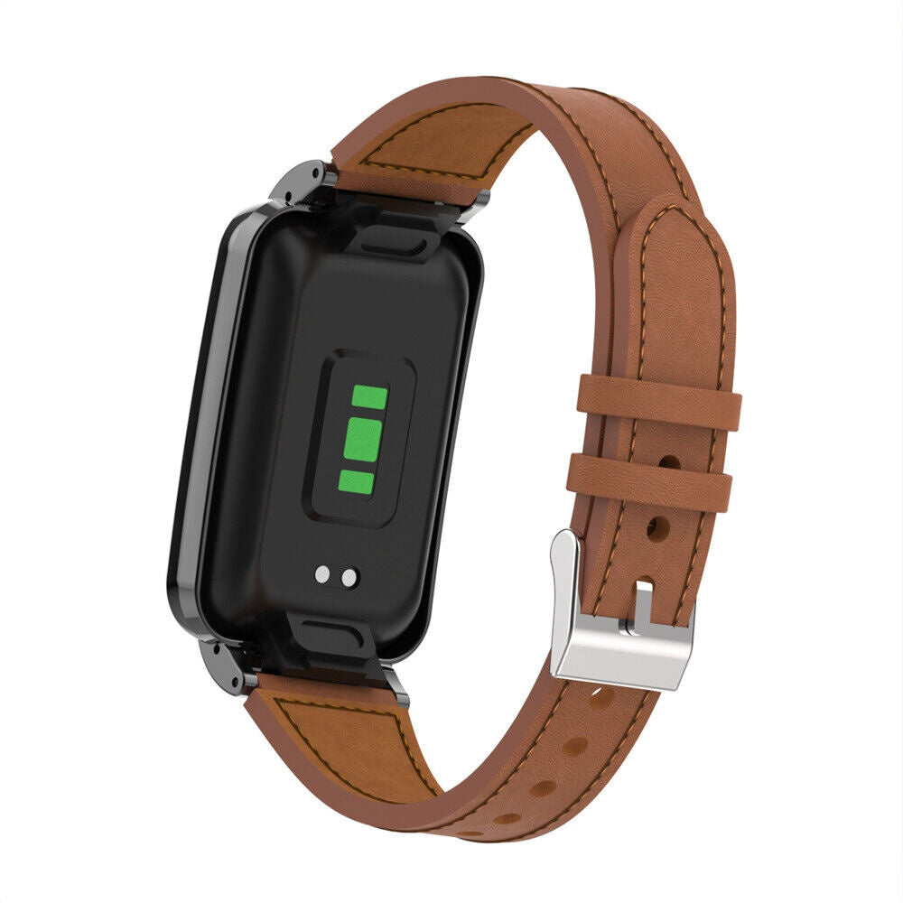 Eine schwarze Smartwatch mit braunem Lederarmband. Die Uhr hat einen grünen Herzfrequenzsensor und eine silberne Schnalle. Der Hintergrund ist weiß.