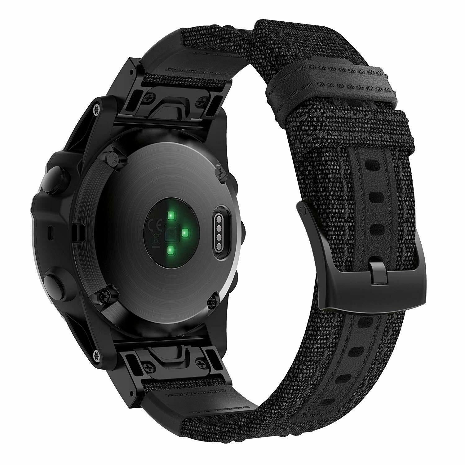 Schwarze Smartwatch mit Stoffarmband. Die Rückseite der Uhr zeigt Sensoren und ein grünes Licht. Das Armband hat eine schwarze Schnalle.