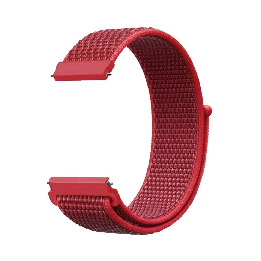 Ein gebogenes, rotes Uhrenarmband. Es hat eine gewebte Textur und rote Verbinder an jedem Ende, die an einem Zifferblatt befestigt werden sollen.