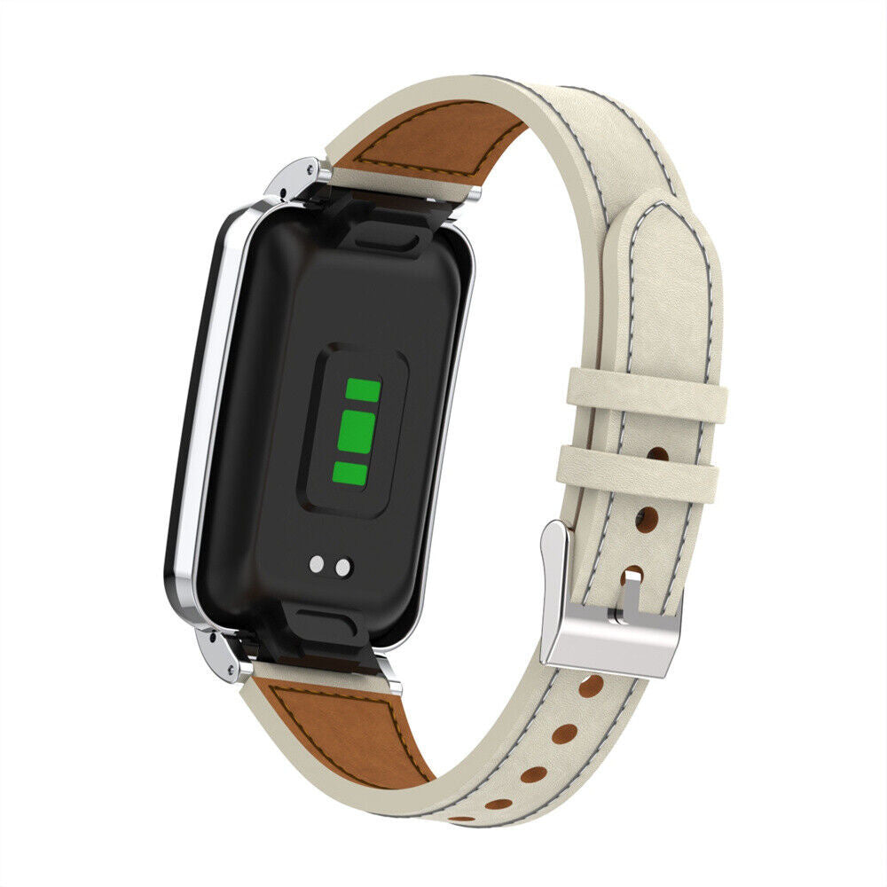 Eine Smartwatch mit rechteckigem schwarzem Bildschirm, cremefarbenem Lederarmband und braunem Lederinnenraum. Der Bildschirm zeigt grüne Lichter.