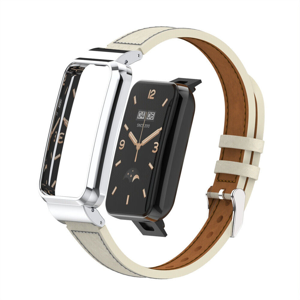 Eine Smartwatch mit schwarzem Zifferblatt, goldenen Zeigern und einem Lederarmband. Das Armband ist cremefarben und braun, mit silberner Schnalle.