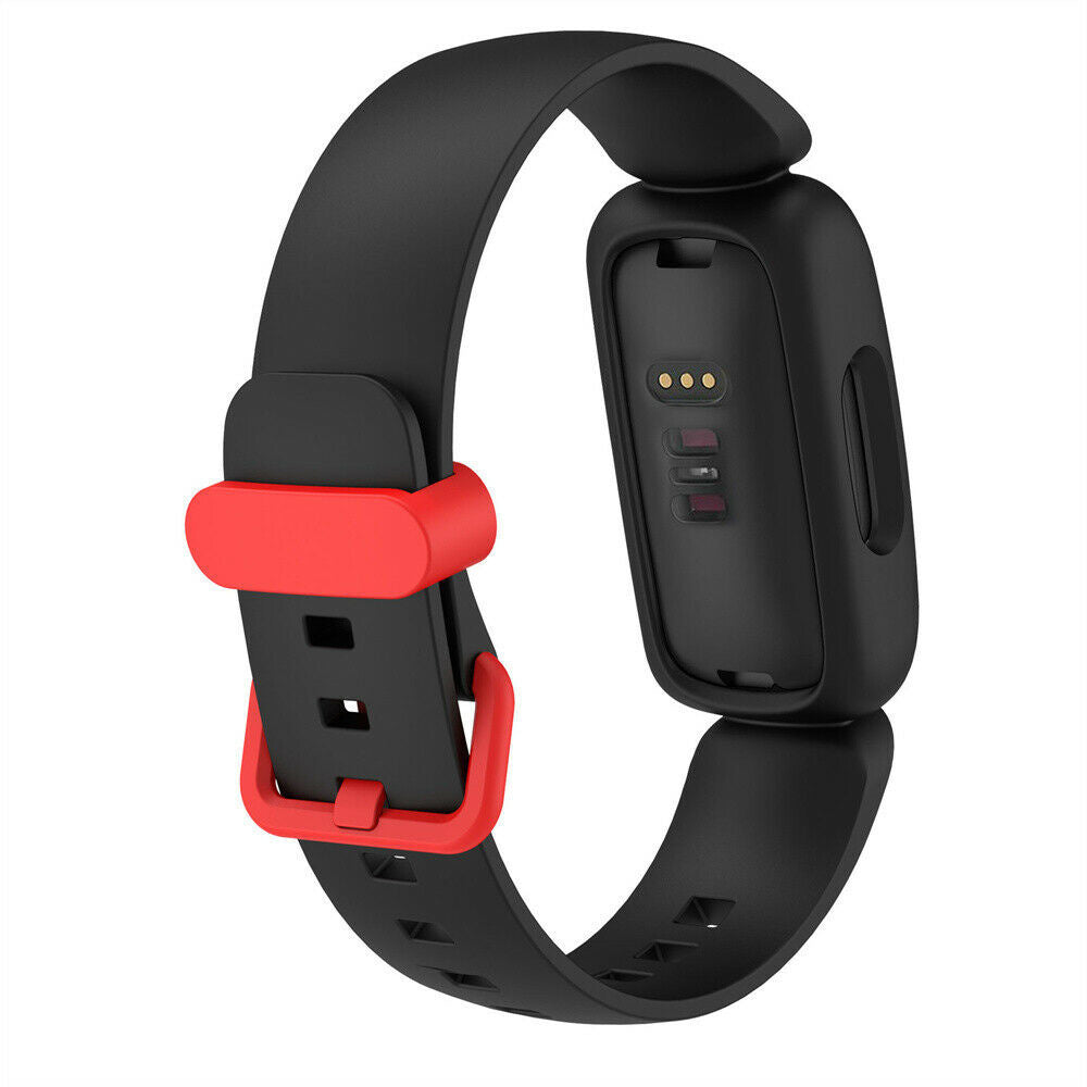 Ein schwarzer Fitnesstracker mit rotem Verschluss. Das Band ist schwarz mit rotem Verschluss. Die Bildschirmseite ist schwarz.