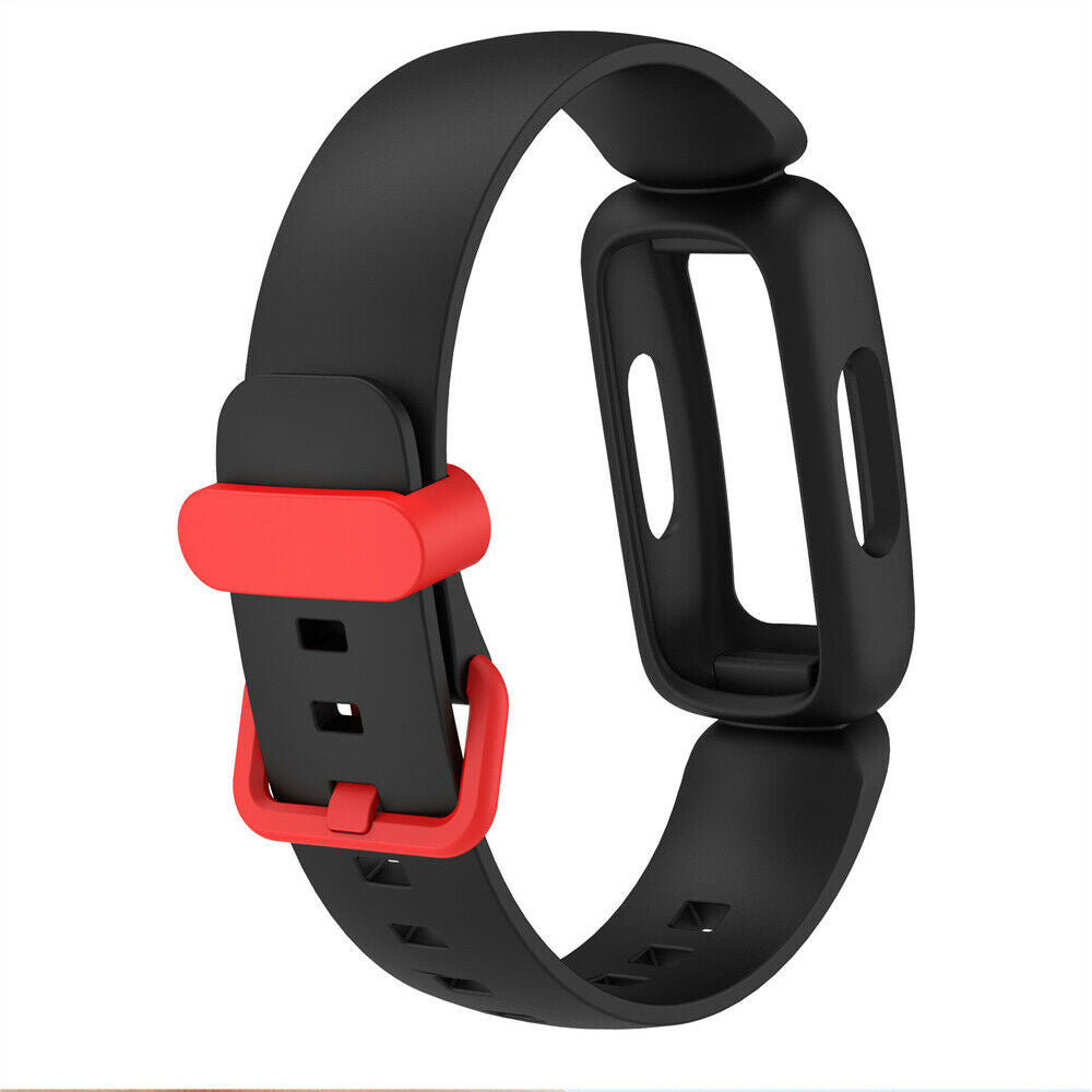 Ein schwarzes Fitness-Tracker-Armband mit rotem Verschluss. Das Armband ist gebogen und hat Löcher und Schlitze zur Anpassung. Weißer Hintergrund.