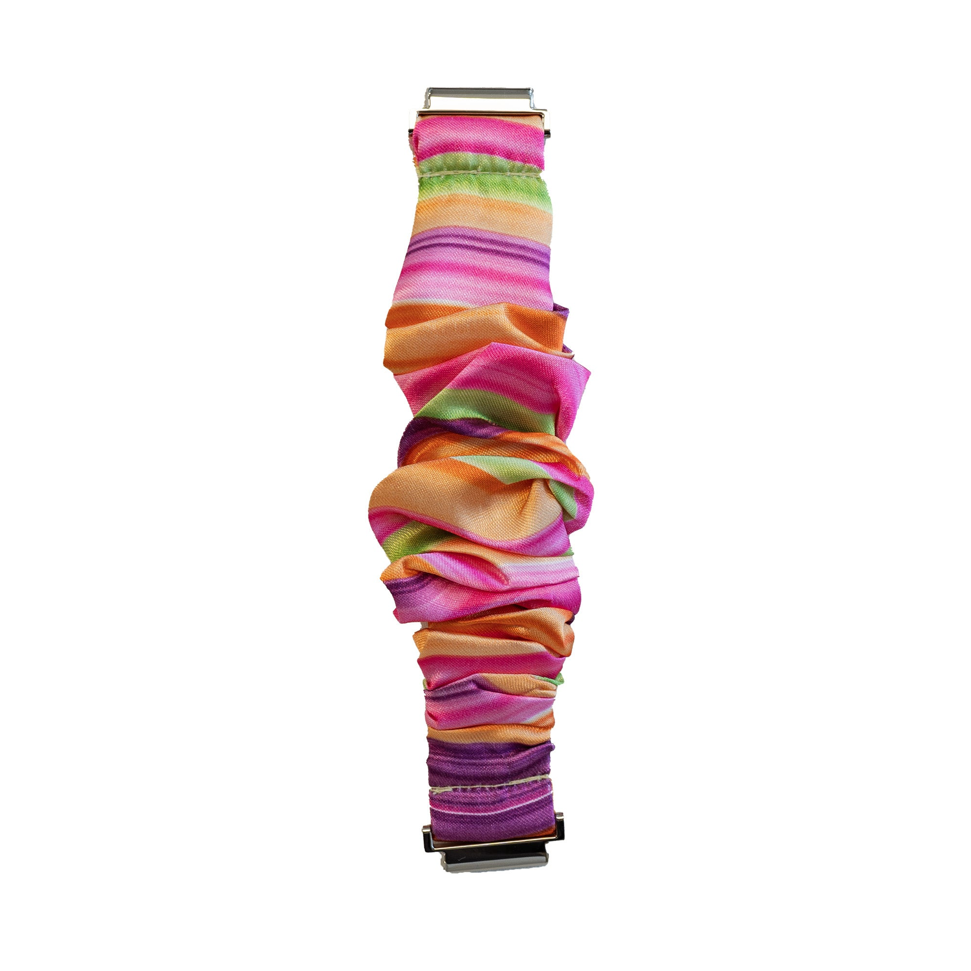 Ein farbenfrohes Scrunchie mit rosa, orange, grün und lila Streifen. Es hat silberne Metallverschlüsse an jedem Ende, vor weißem Hintergrund.