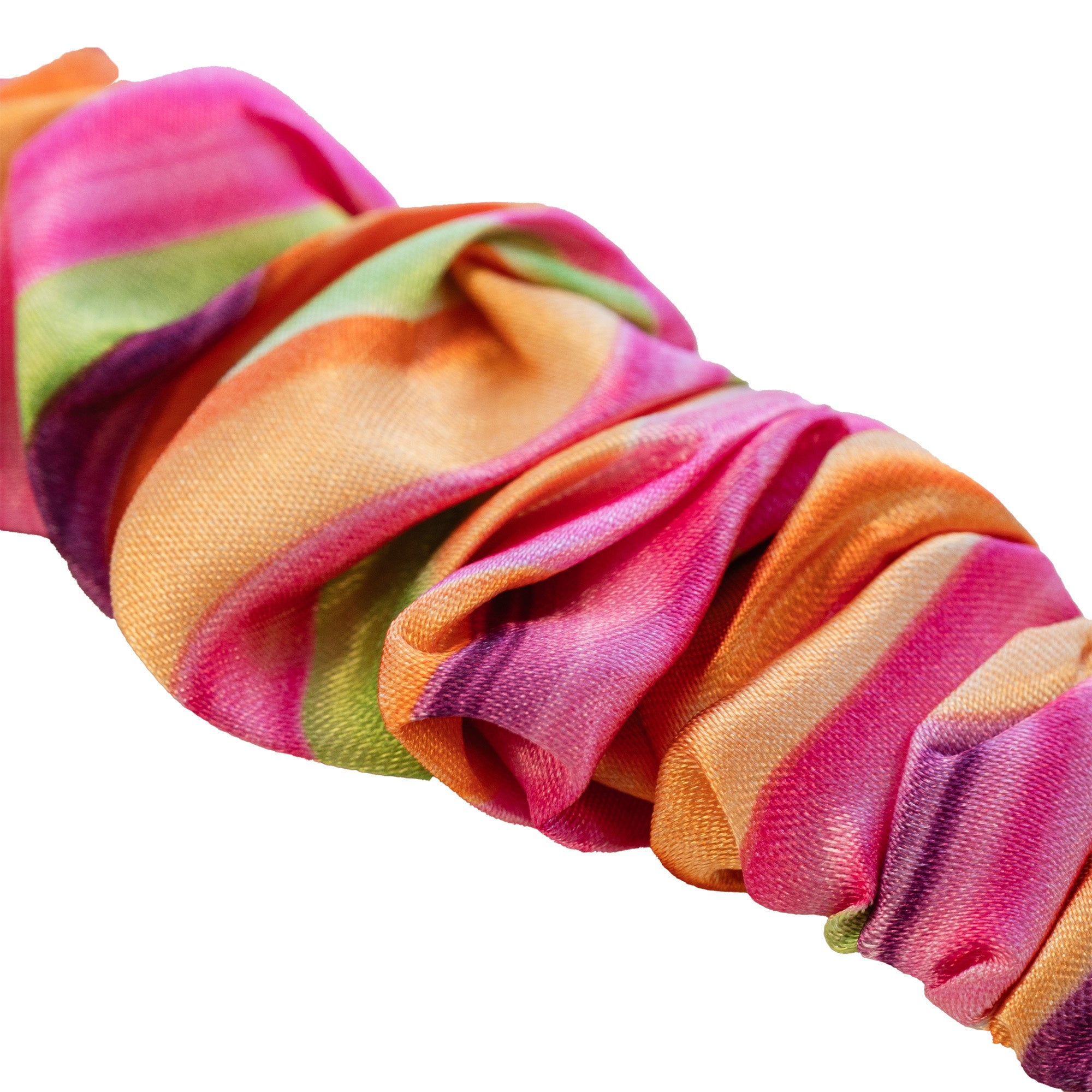 Nahaufnahme eines bunten Stirnbandes. Rosa, orange, grüne und lila Streifen sind sichtbar. Der Stoff ist gerafft und gefaltet.