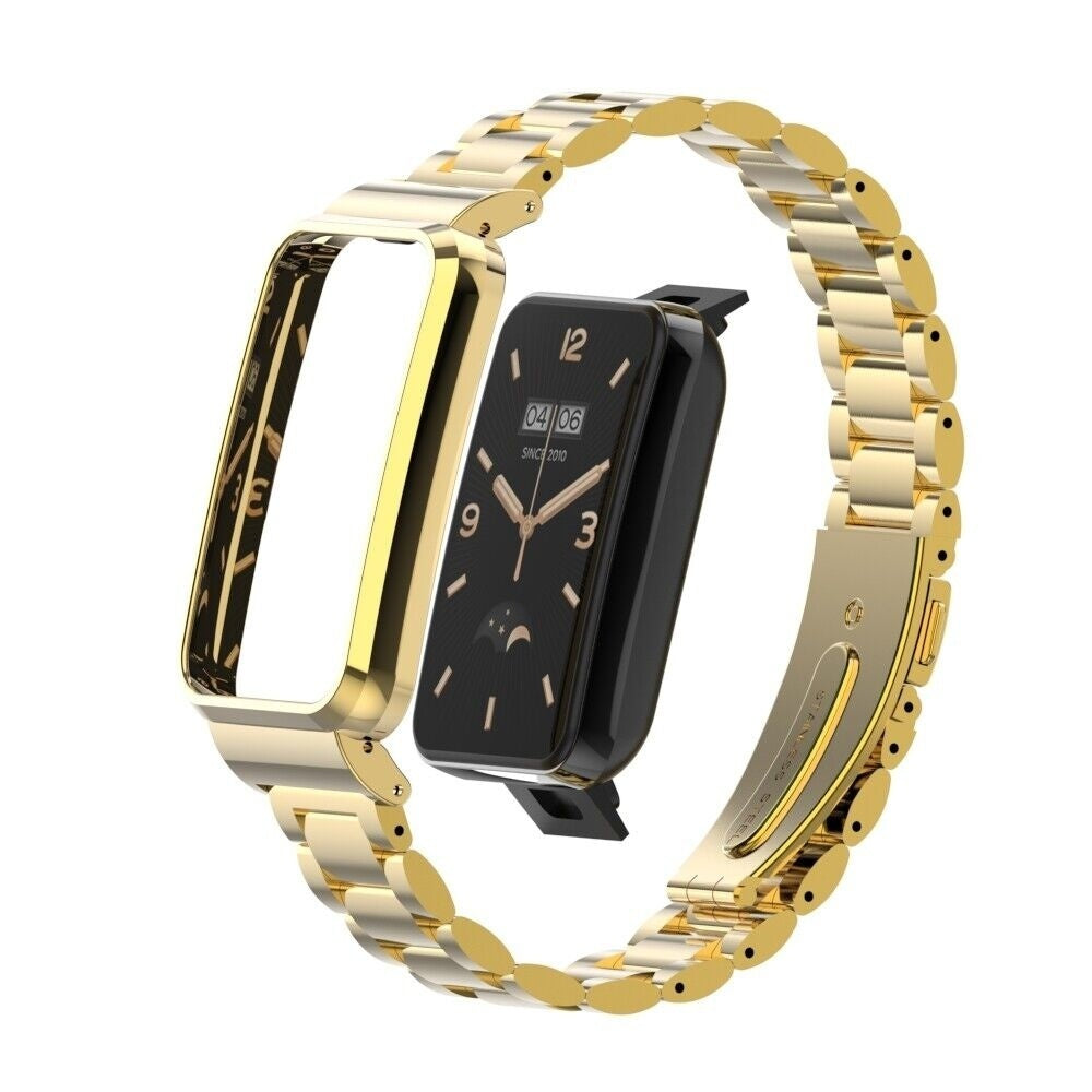 Eine goldene Uhr und ein Armband werden auf weißem Hintergrund angezeigt. Die Uhr hat einen schwarzen Bildschirm, der die Zeit anzeigt. Das Armband ist ebenfalls goldfarben.