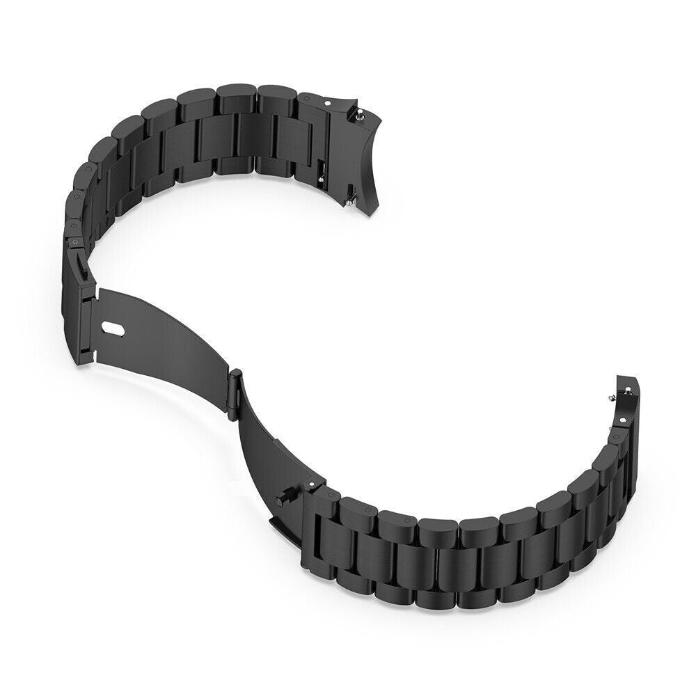 Ein schwarzes Uhrenarmband, abgenommen, auf weißem Hintergrund gebogen. Es besteht aus rechteckigen Gliedern und hat einen Verschluss.