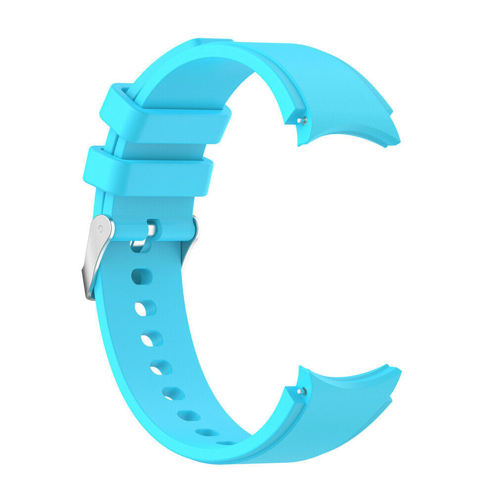 Ein hellblaues Uhrenarmband. Es hat eine Metallschnalle und mehrere Löcher zur Anpassung. Das Band ist gebogen und hat ein klares Design.