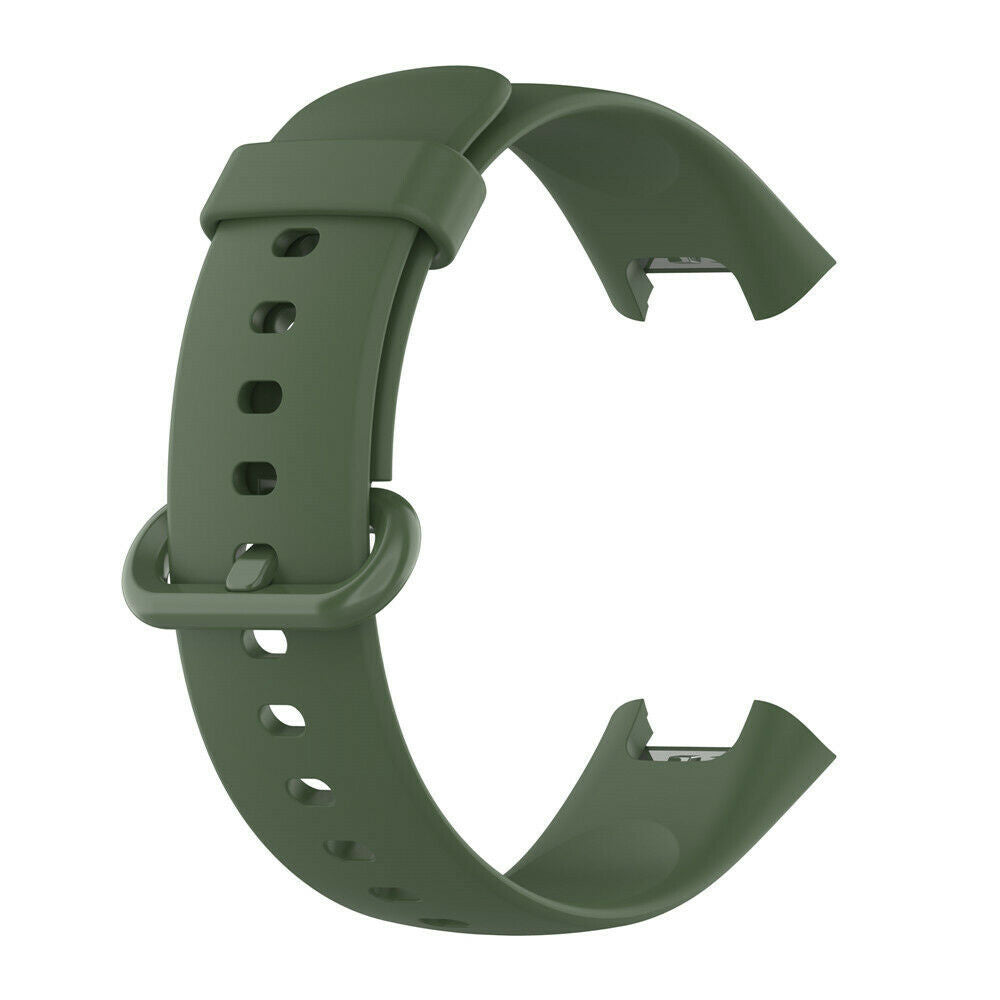 Ein olivgrünes Smartwatch-Armband mit Schnalle, Löchern und geschwungenem Design. Das Armband hat C-Form auf weißem Hintergrund.