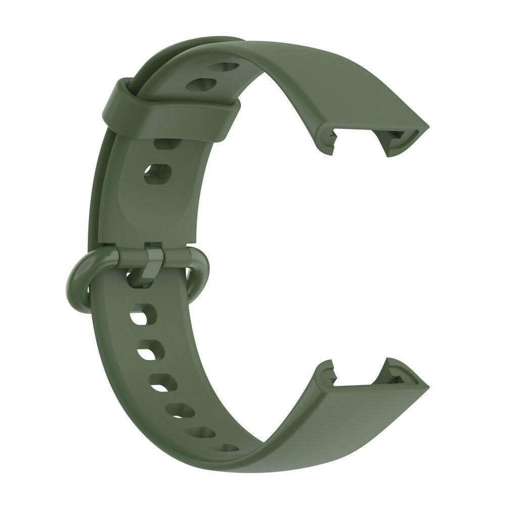 Ein olivgrünes Uhrenarmband wird gezeigt, abgenommen. Es hat eine Schnalle und Löcher zur Einstellung. Das Band besteht aus flexiblem Material.