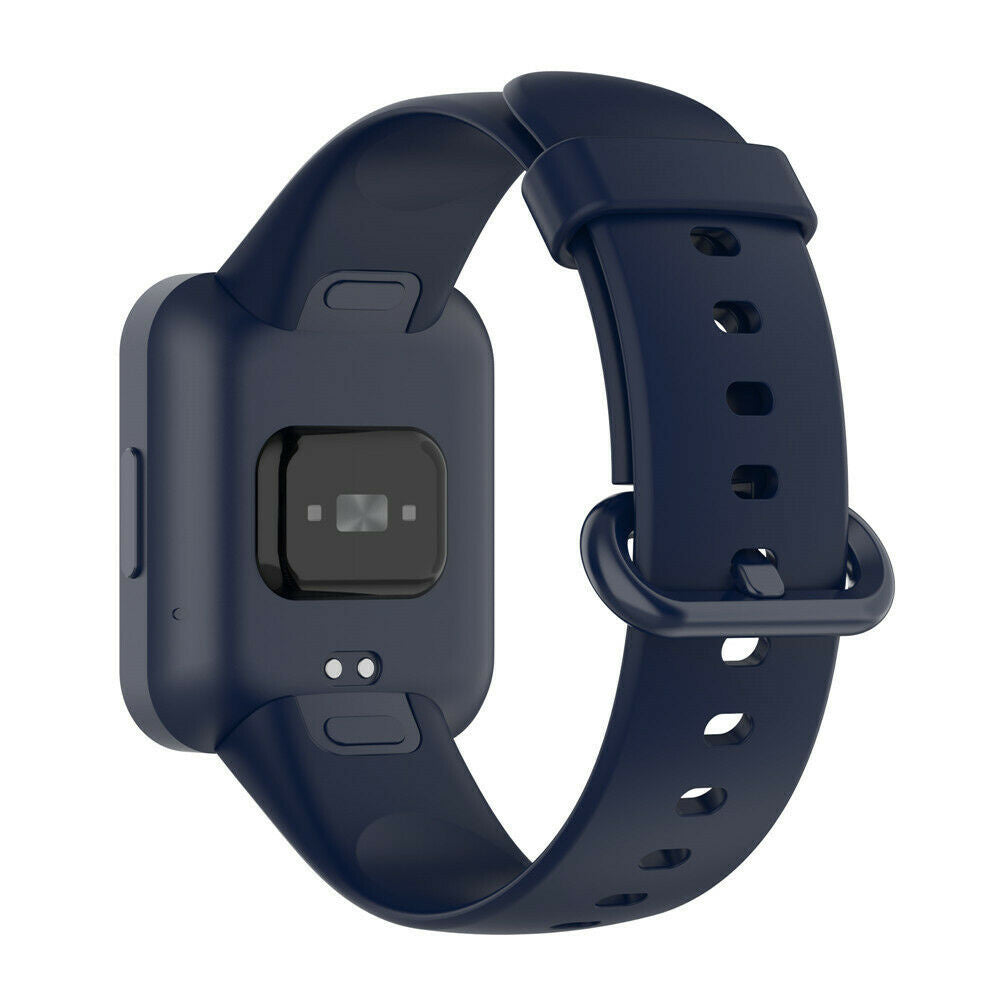 Eine marineblaue Smartwatch mit quadratischem Zifferblatt und dunklem Armband, aus der Schrägansicht vor weißem Hintergrund.