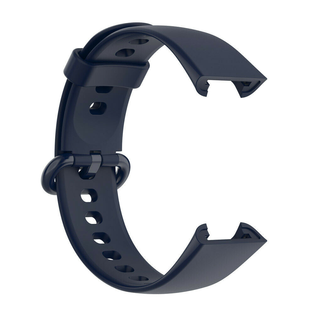Ein dunkelblaues Armband wird vor weißem Hintergrund gezeigt. Das Armband ist gebogen, mit Löchern und einer Schnalle.