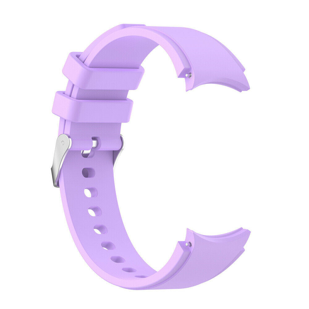 Ein helllila Armband, C-förmig. Es hat eine Schnalle und Löcher zur Anpassung. Der Hintergrund ist weiß.