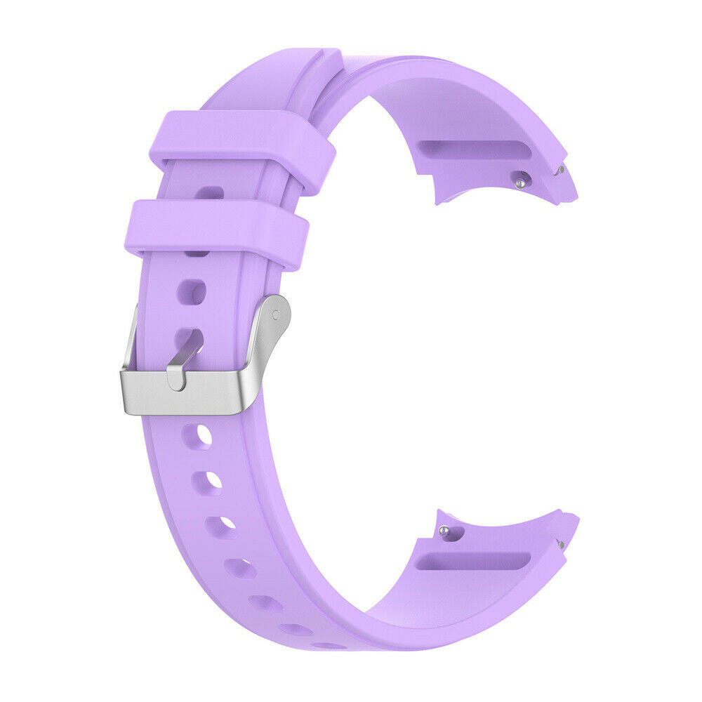 Ein hellviolettes Uhrenarmband mit silberner Schnalle. Das Band hat Löcher zur Anpassung. Der Hintergrund ist weiß.