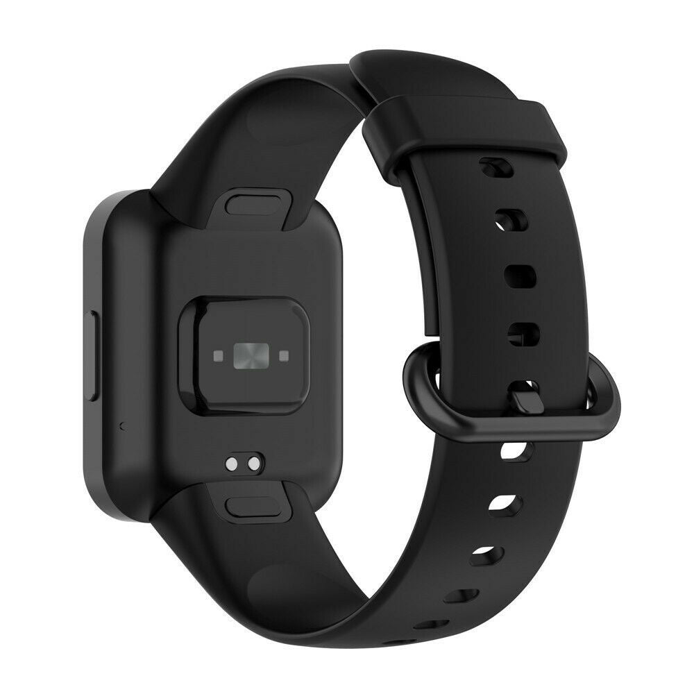Schwarze Smartwatch mit rechteckigem Bildschirm und schwarzem Armband. Das Armband hat mehrere Löcher zur Anpassung. Die Uhr ist auf weißem Hintergrund.