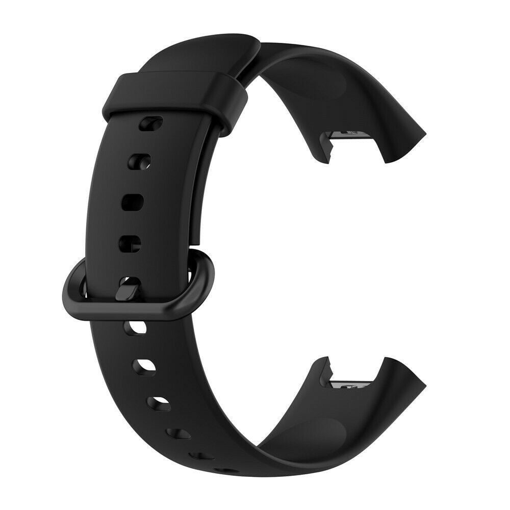 Ein schwarzes Uhrenarmband vor weißem Hintergrund. Es hat eine Schnalle und mehrere Löcher zur Anpassung. Das Armband ist gebogen.