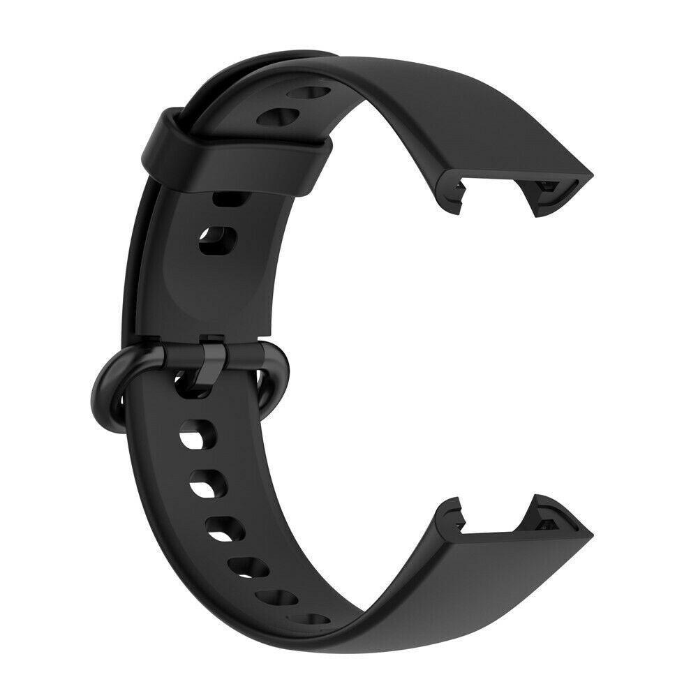 Ein schwarzes Smartwatch-Armband liegt vor einem weißen Hintergrund. Das Armband hat eine C-Form und Löcher.