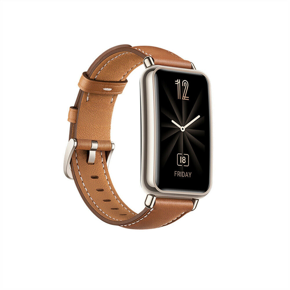 Eine braune Leder-Smartwatch mit rechteckigem Display. Die Uhr zeigt Zeit, Datum und Wochentag an. Das Armband hat eine silberne Schnalle.