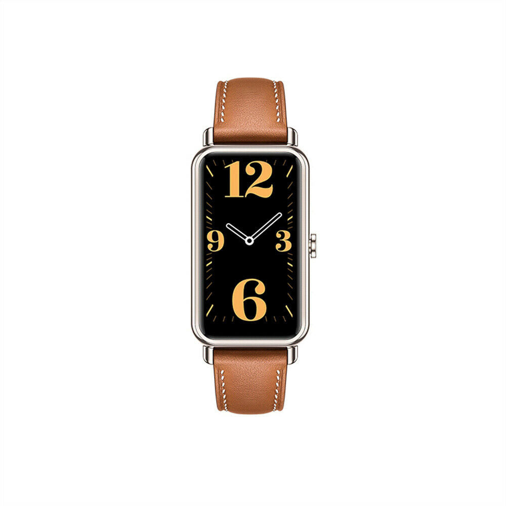 Eine rechteckige Smartwatch mit schwarzem Zifferblatt, goldenen Ziffern und braunen Lederarmbändern. Die Uhr zeigt die Uhrzeit an.