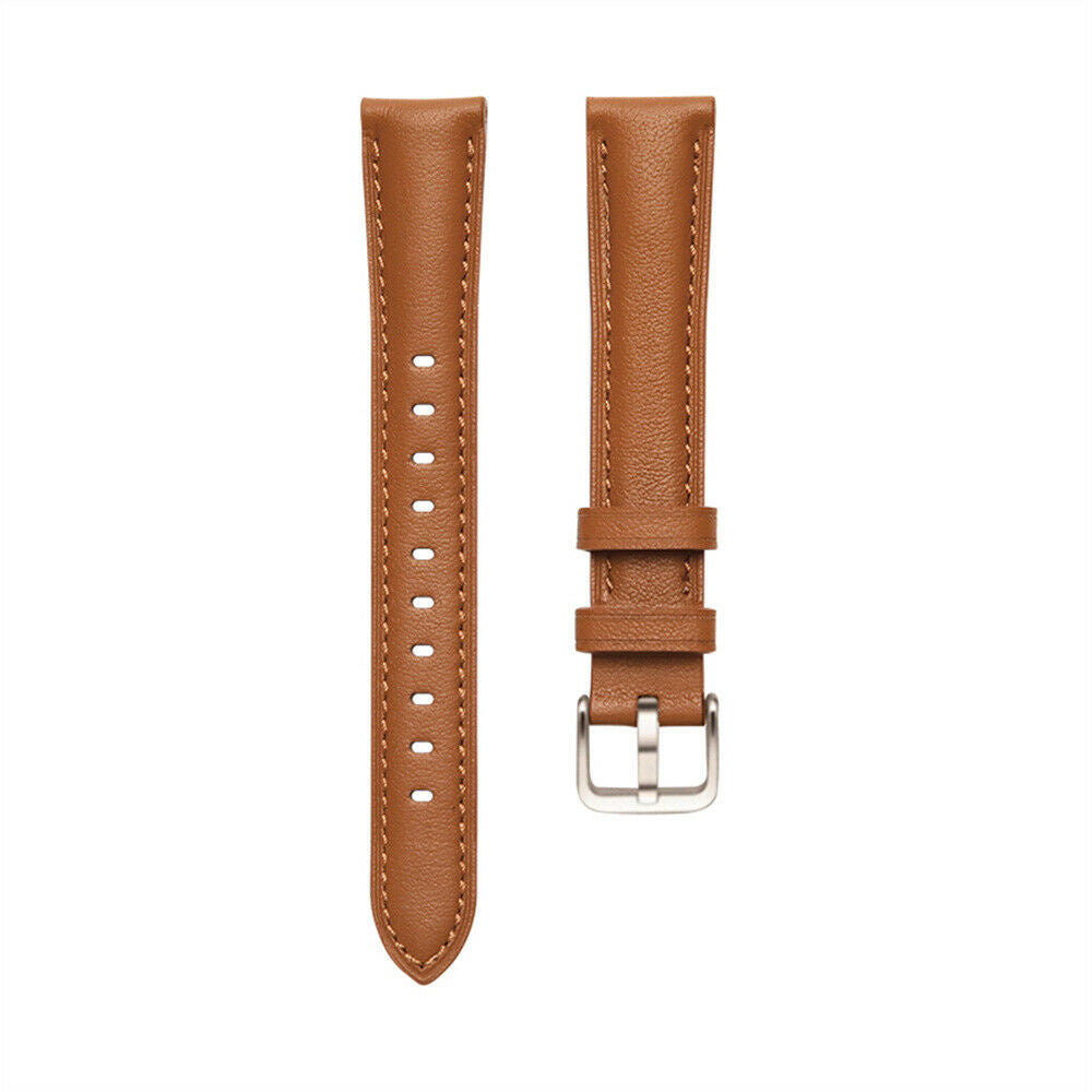 Zwei braune Lederarmbänder auf weißem Hintergrund. Einer hat Löcher, der andere eine Schnalle.