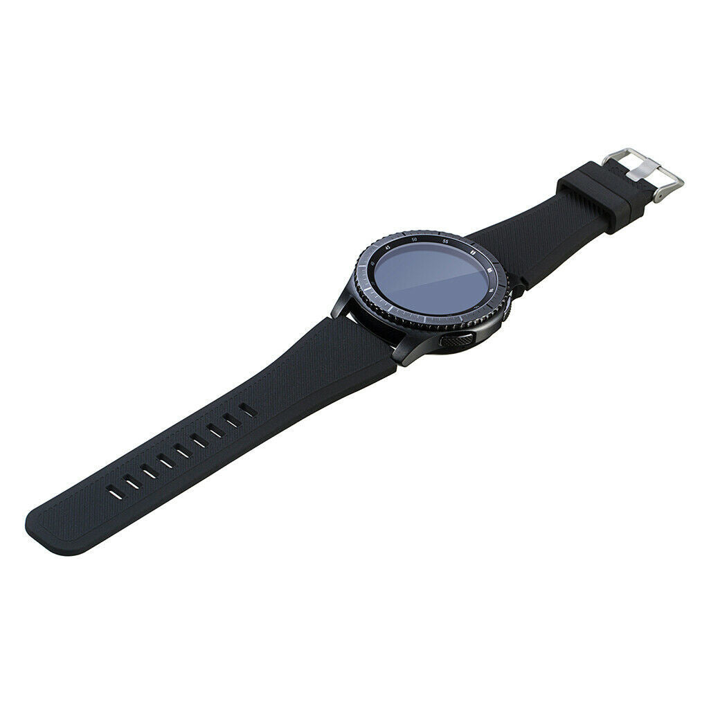 Eine schwarze Smartwatch mit schwarzem Armband wird diagonal auf weißem Hintergrund angezeigt. Die Uhr zeigt die Zeit an. Das Band ist strukturiert.