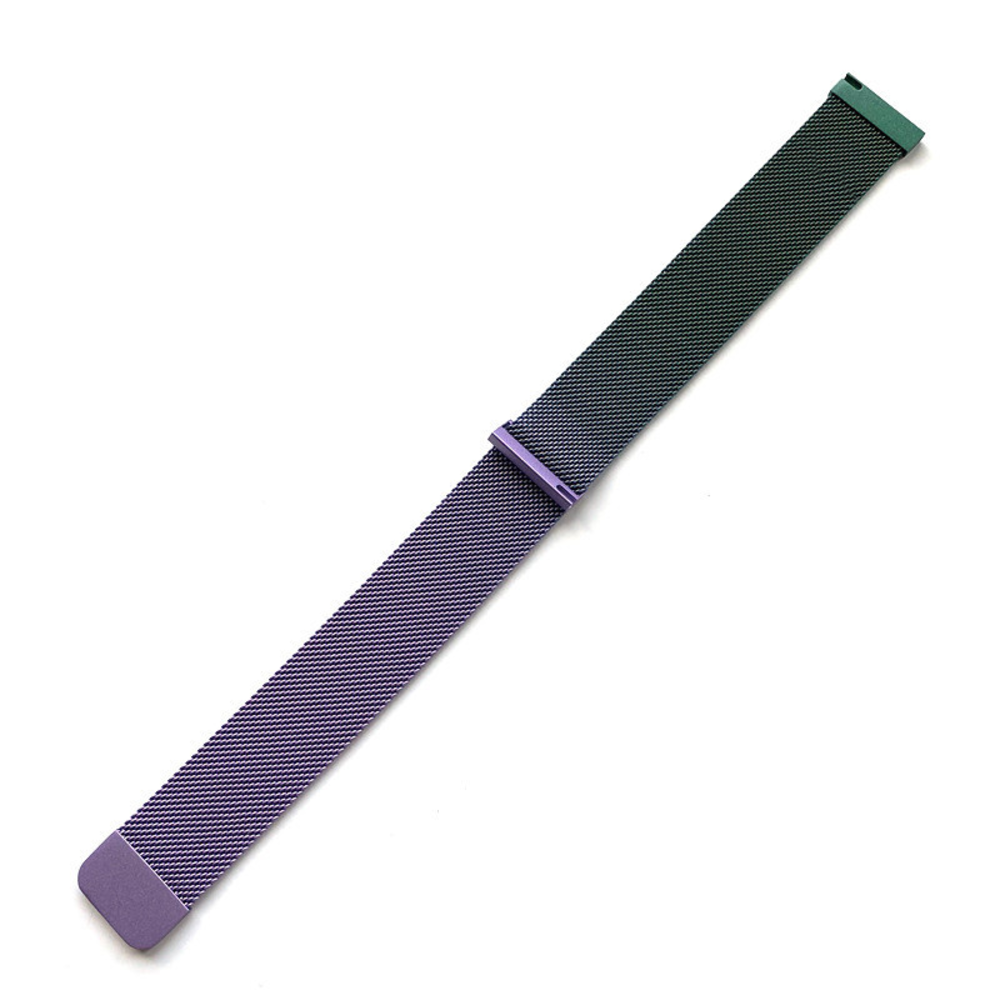 Ein metallisches Uhrenarmband mit Mesh-Design, das von Lila zu Dunkelgrün übergeht. Es liegt diagonal auf weißem Hintergrund.