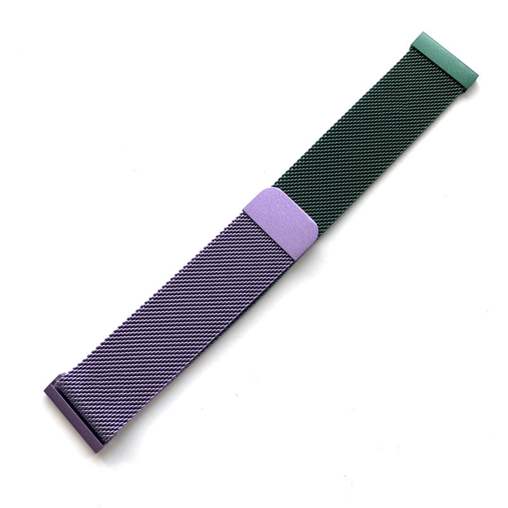 Ein metallisches Uhrenarmband mit lila, dunkelgrünen Abschnitten und einer helllila Schnalle. Der Hintergrund ist weiß.