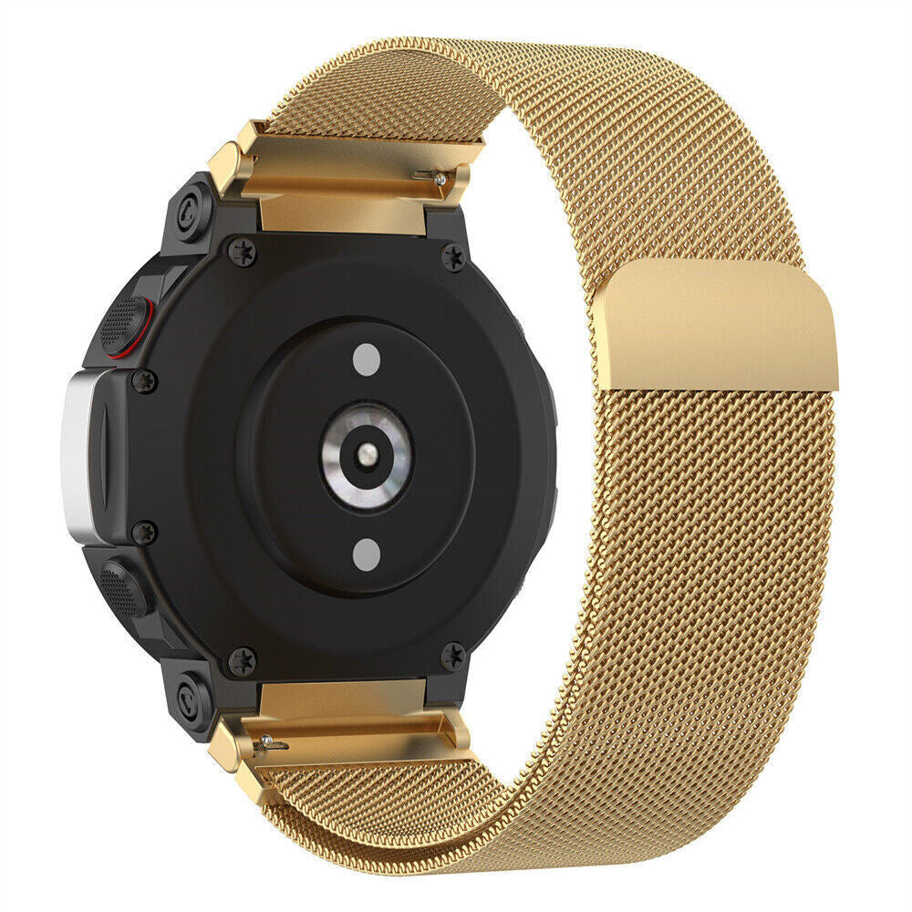 Nahaufnahme einer Smartwatch, schwarzes Gehäuse mit goldenen Akzenten und einem metallischen, goldfarbenen Mesh-Armband. Die Uhr ist auf weißem Hintergrund.
